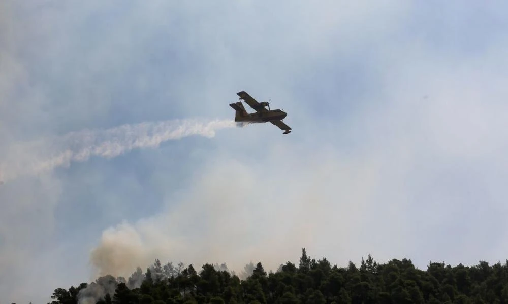 Πυρκαγιές: Σε ύφεση στο Λουτράκι οριοθετημένες σε Κάστρο Βοιωτίας και Αξιούπολη